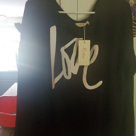 roshop Tops - Women's sweatshirt, it has love letters .